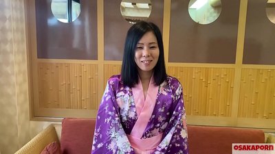 Uma esposa japonesa de 41 anos trai seu marido e os meninos fazem sexo por dinheiro. A cadela asiática adora sexo com ratas negras peludas, tatuagens e broches. masturbando o cãozinho de pé IFOM OSAKAPORN